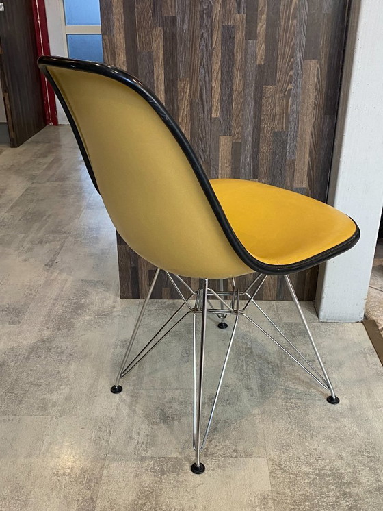 Image 1 of Sedia vintage anni '50/'60/'70 di Eames Herman Miller in fibra di vetro rivestita in vinile giallo.