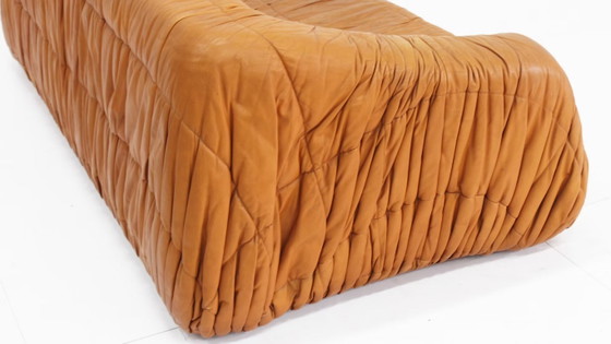 Image 1 of Piumino Cognac-Ledersofa von Jonathan De Pas, 1970er Jahre