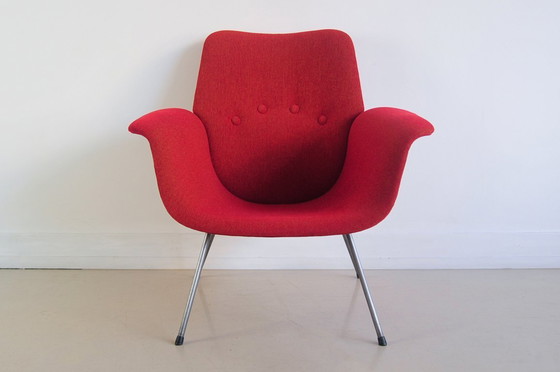 Image 1 of poltrona rossa con gambe in metallo