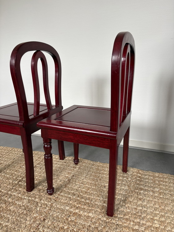 Image 1 of Ensemble vintage/antique de chaises d'enfant chinoises en bois laqué rouge vin, hauteur 72 cm