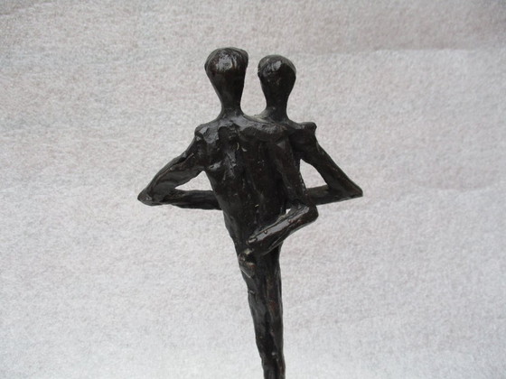 Image 1 of Klaas van den Berg - 1941 - 2018 Statua in bronzo "Ti mostrerò la strada"