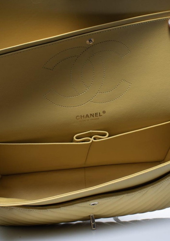 Image 1 of Chanel, Jumbo-Tasche aus gelbem Lammleder mit Chevron-Muster und Klappe