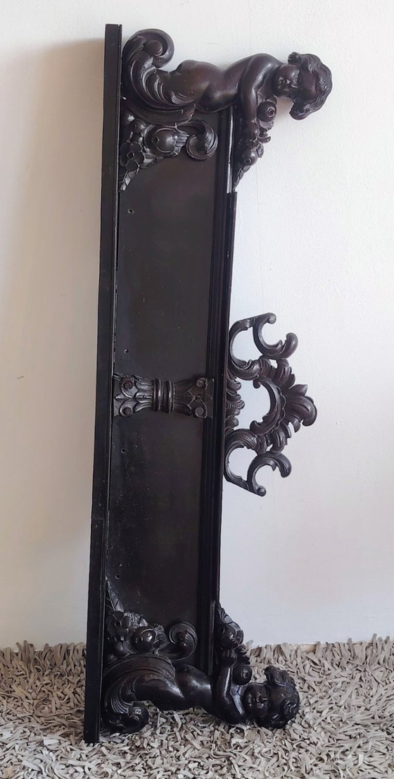 Image 1 of Panneau ancien en bois sculpté représentant un chérubin.