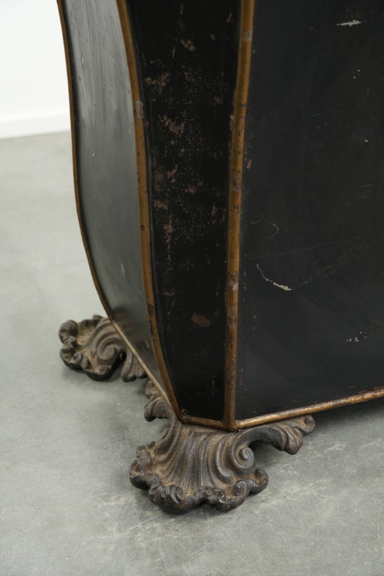 Elegant antique coal/hearth bin in Chinoiserie style from the 19th century with beautiful accents and brass (photo 16 of 16)
