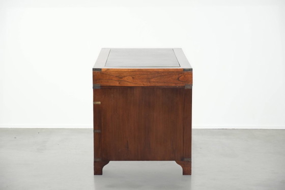 Image 1 of Oud houten Engels bureau uit begin 20e eeuw in campaign style met messing elementen en een groen lederen blad