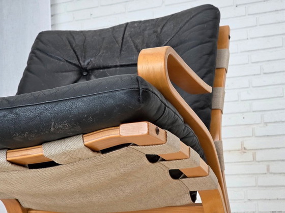 Image 1 of Sillón de diseño noruego, años 70, modelo "Kengu", cuero, madera curvada.