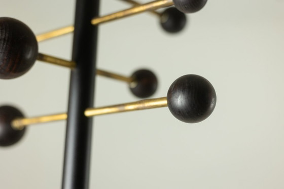 Image 1 of Portemanteau du sol au plafond en métal laqué et laiton. Contemporain.