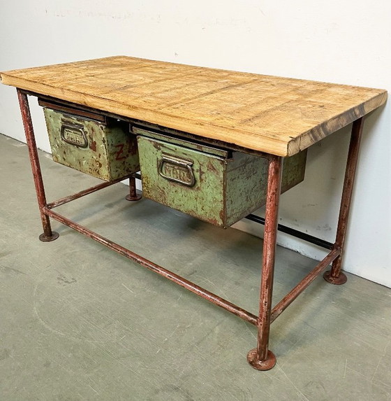 Image 1 of Table de travail industrielle rouge avec deux tiroirs en fer vert, années 1960