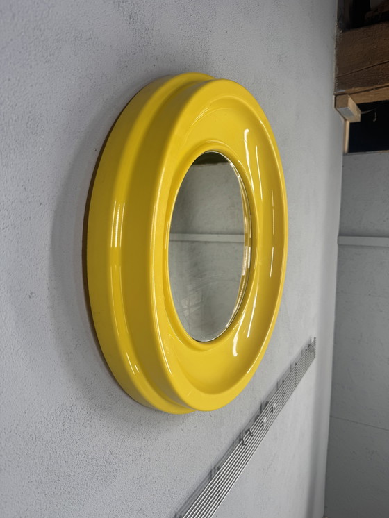 Image 1 of Ronde Gele Spiegel uit de Jaren 70 – in de stijl van Kartell space age 