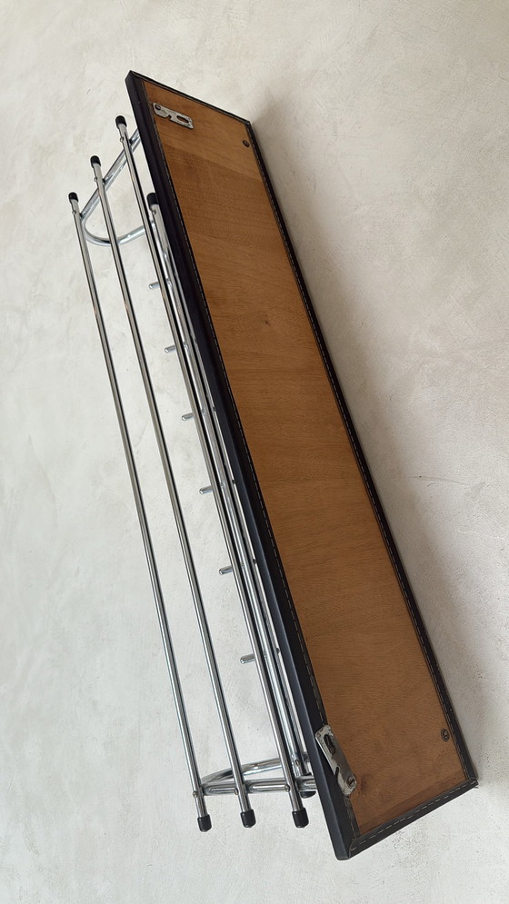 Image 1 of Perchero de pared de los años sesenta con estructura tubular cromada y tapizado de polipiel negra.