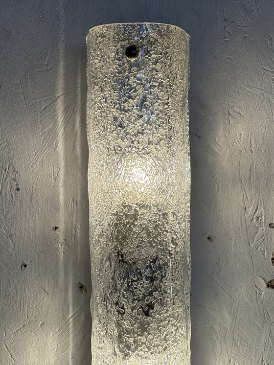 Image 1 of Grande lampada da parete in vetro ghiacciato testurizzato: eleganza brutalista di metà secolo
