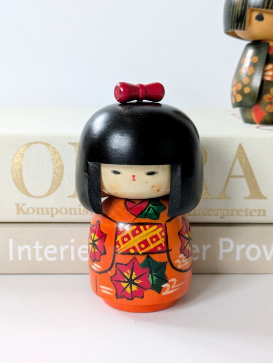 Image 1 of Vintage Japanse Kokeshi-pop | Handbeschilderd hout met herfstbladerendecoratie