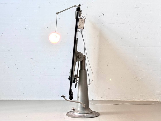 Image 1 of Hydraulischer Höhenverstellbarer Tisch mit integrierter Arbeitsleuchte von Nike Eskilstuna, Schweden, 1950er Jahre