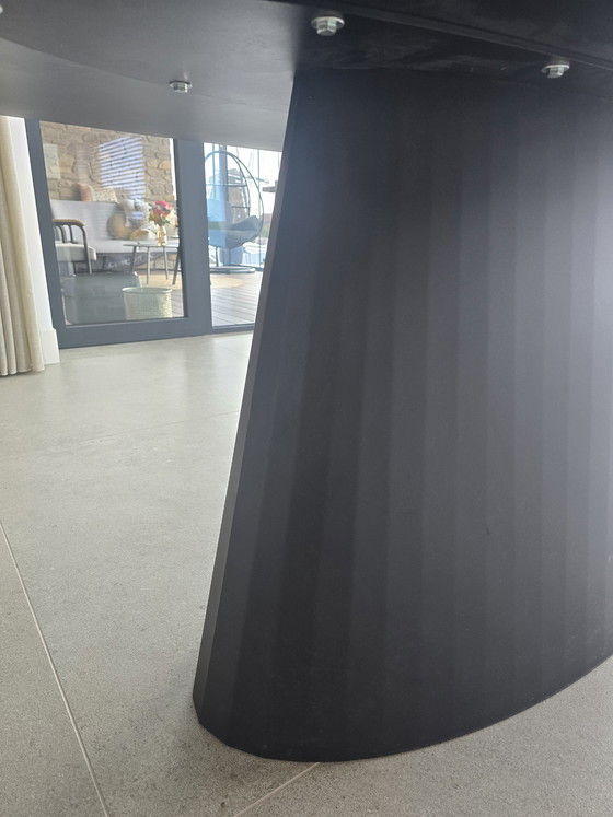 Image 1 of Ovaler Esstisch mit schwarzer Fenix-Tischplatte und Stahlgestell