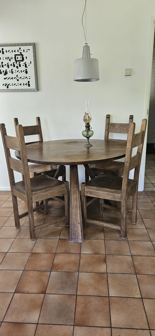 Ronde antieke eet-keukentafel met 4 stoelen 