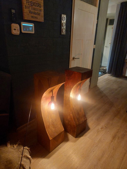 Columna/lámpara de planta de madera de Suar