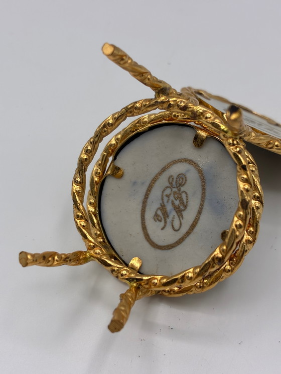 Miniaturstuhl aus vergoldetem Metall und Limoges-Porzellan – elegantes Dekor in Marineblau und Gold (photo 5 of 7)