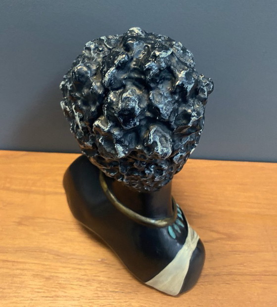 Image 1 of grande busto in gesso di una ragazza africana anni '60