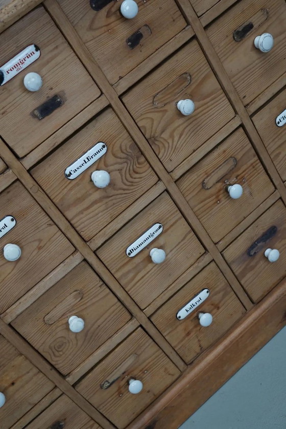 Image 1 of Antiker deutscher Kiefernholz-Apothekerschrank mit Emailleplaketten, 1900er Jahre