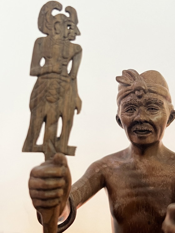 Image 1 of Grande sculpture en bois balinaise d'un marionnettiste de Danang