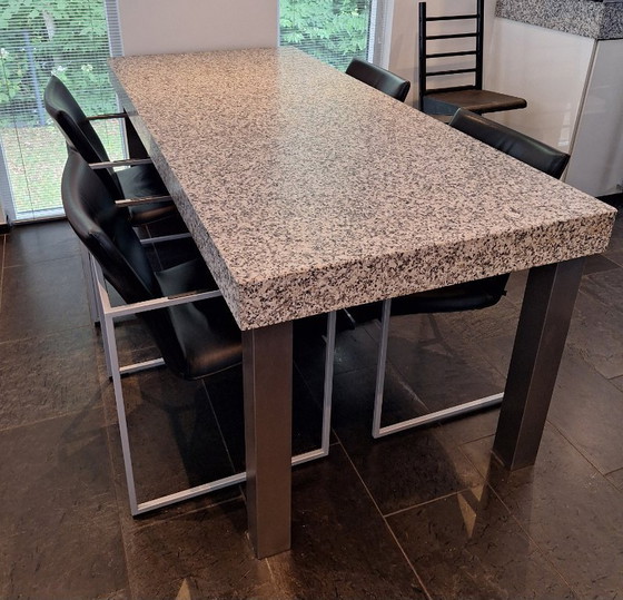 Image 1 of Mesa de comedor de granito con patas de acero inoxidable