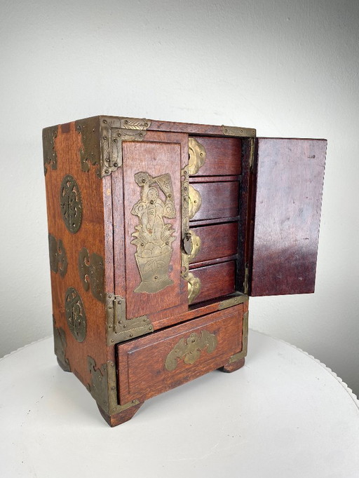 Portagioie cinese in legno d&#39;epoca / mobiletto da tavolo con cassetti - Piccolo portagioie asiatico decorativo da tavolo / p