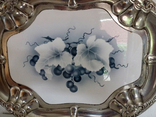 Plateau vintage, bord argenté, avec pièce centrale décorative en porcelaine.