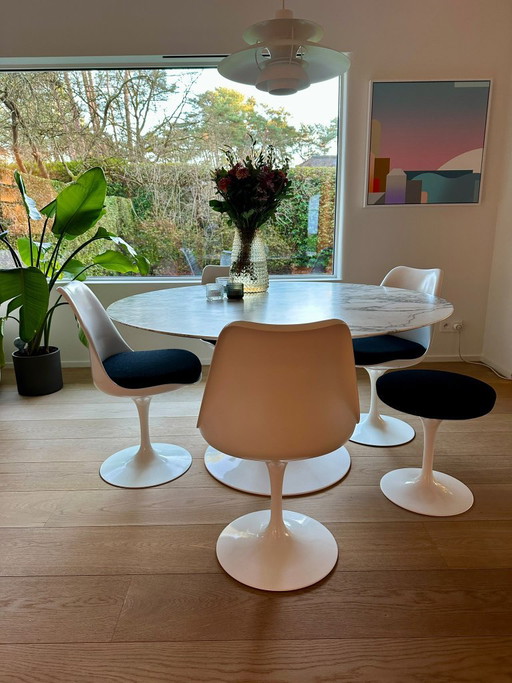 Knoll Tulip eettafel rond met 4 eetstoelen en 1 stool