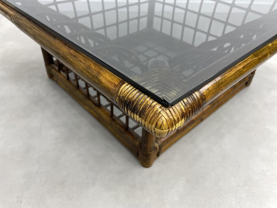 Image 1 of Table basse vintage en bambou avec plateau en verre