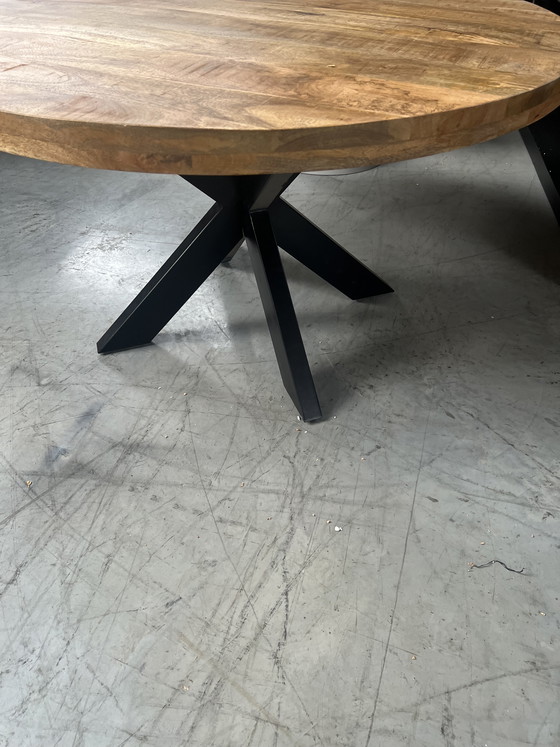 Image 1 of Table de salle à manger ronde de 130 cm en bois de manguier avec pieds en acier araignée