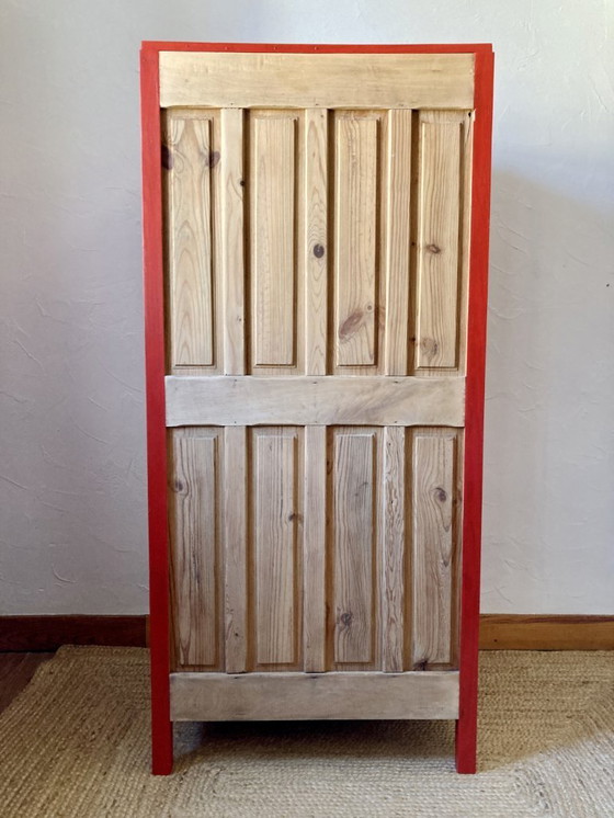 Image 1 of Kledingkast met glazen front, gemaakt van massief grenenhout.