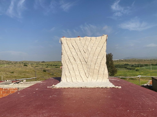 Minimalistisch Beni Ouarain tapijt 300x200 cm – Handgemaakt Marokkaans wollen tapijt – Ivoor Berber geometrisch design