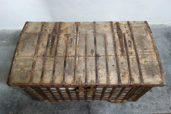 Image 1 of Antike Hochzeitstruhe aus Holz und Eisen, Indien, 19. Jahrhundert