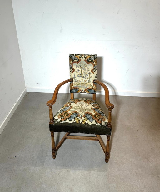 Sillones antiguos con tapicería de tapiz. – fauteuils