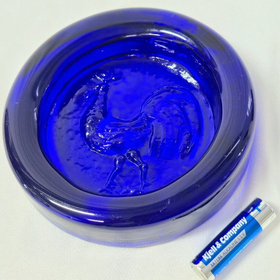 Superbe grand vide-poche / plat en verre bleu cobalt pressé, motif Coq. Œuvre iconique du designer Erik (photo 6 of 6)