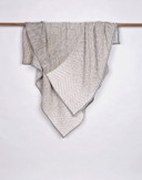 Jongeriuslab-Überwurf | Simone Post für das Textielmuseum, grau/weiß