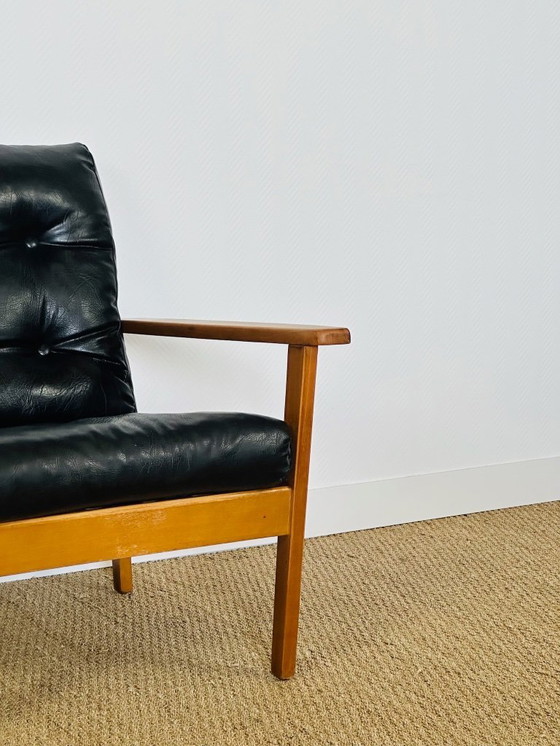 Image 1 of Vintage Scandinavische fauteuil van zwart leer en hout, 1960