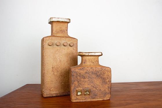 Image 1 of Paar Zweedse vazen, Brutalistische stijl, van steengoed met geëmailleerde hals door Curt Magnus-Addin 1960.