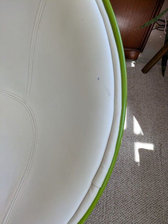 Image 1 of Fauteuil pivotant vert vintage, style rétro, ère spatiale.
