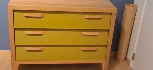 Cassettiera in legno e gialla