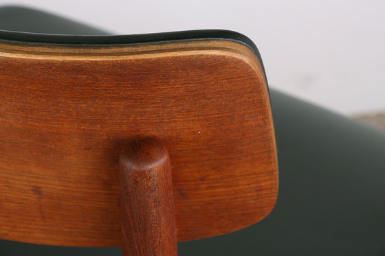 Image 1 of Juego de ocho sillas danesas de teca, polipiel negra y latón de Sven Chrobat para Sax, 1960