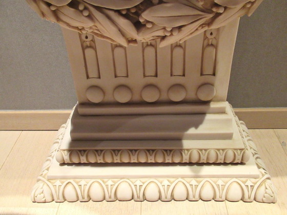 Image 1 of Console in gemalen marmer met gefacetteerd glazen blad