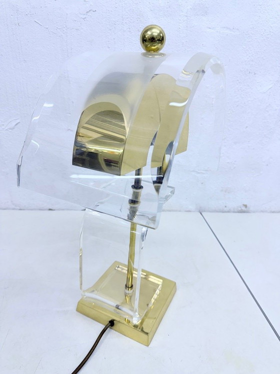 Lampe de table de style Hollywood Regency en acrylique et métal plaqué or, design années 70/80 – Plexiglass (photo 12 of 15)