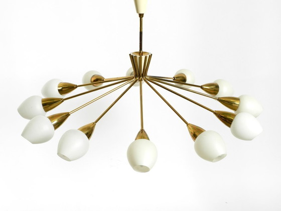 Image 1 of Rarissimo splendido lampadario a 12 bracci in ottone del Mid Century con paralumi in vetro opalino