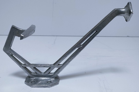 Image 1 of Tres ganchos para abrigos de latón, cromo y aluminio.