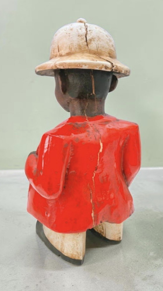 Image 1 of Afrikaner mit dickem Bauch und tropischem Helm