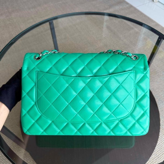 Image 1 of Borsa Chanel Classic Flap Jumbo - Doppia patta 30 cm in pelle di agnello trapuntata verde con finiture argentate, serie 16