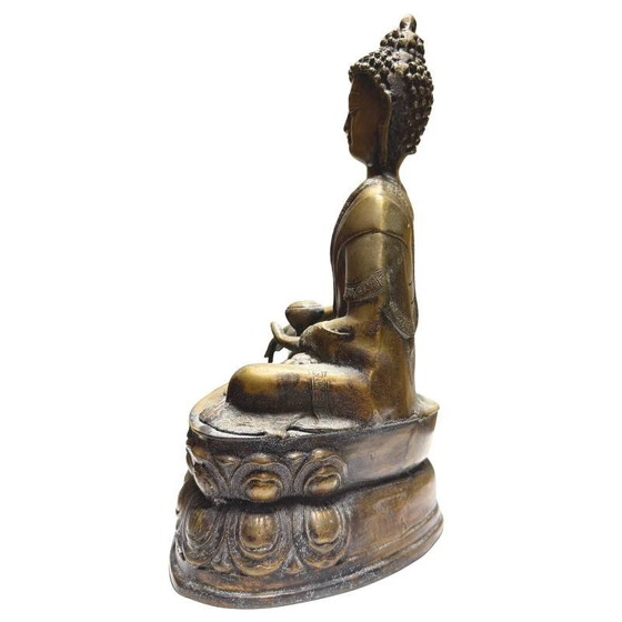 Estatua de Buda nepalí de bronce dorado al fuego sobre un trono de doble loto, siglos XVIII-principios del (photo 7 of 10)