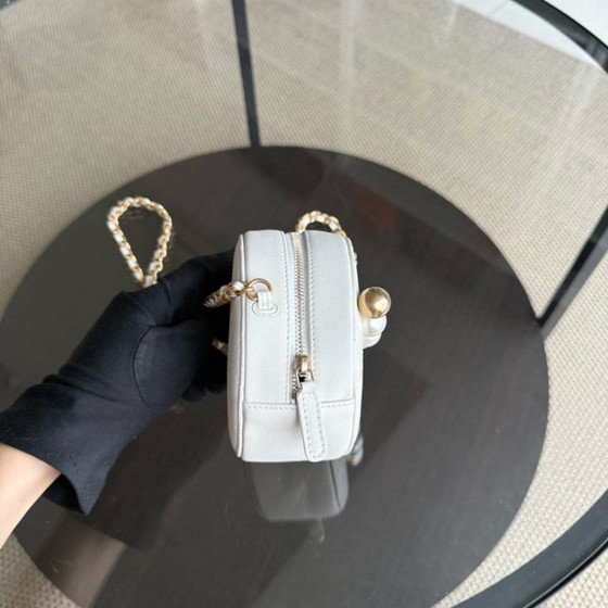 Image 1 of Pochette Chanel rotonda con perle e catena in pelle di vitello bianca con finiture in oro anticato 29