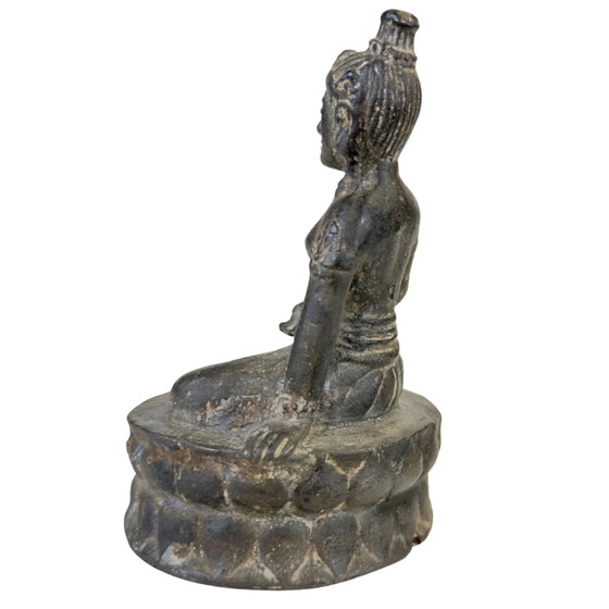 Antike Bronzestatue der buddhistischen Göttin Vasudhara, Südostasien (Khmer-Einfluss), ca. 17. Jahrhundert. (photo 5 of 9)